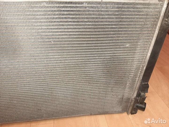 Радиатор охлаждения Peugeort 4007 2.2 дизель