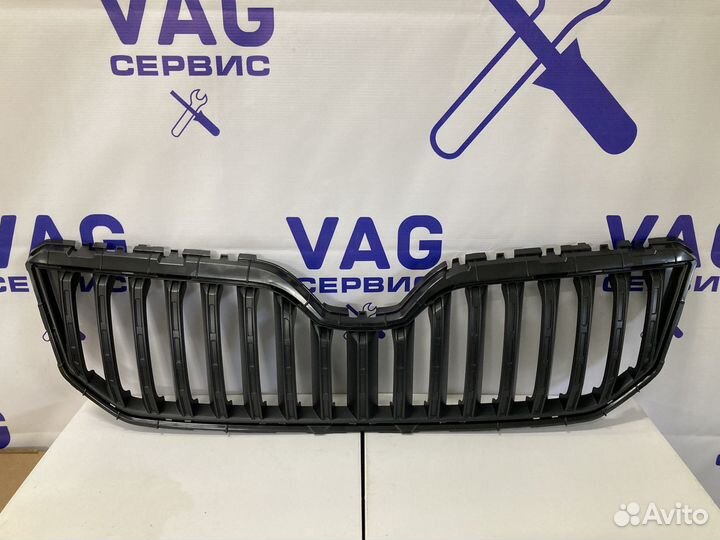 Решетка радиатора 5L0853668A 9B9