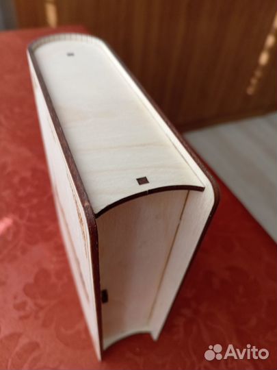 Деревянная шкатулка