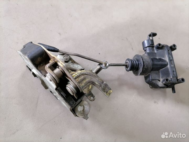 Замок двери передней левой Mercedes Benz 190 W201