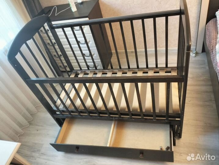 Детская кроватка с маятником