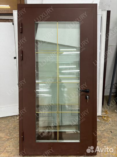 Металлическая входная дверь со стеклом