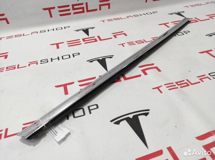 Молдинг двери передней правой Tesla Model S 2015