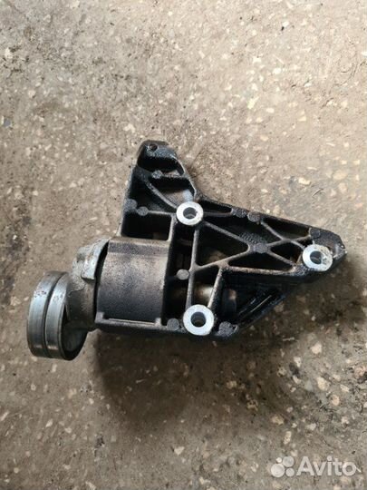 Кронштейн компрессора кондиционера Skoda Yeti cbzb