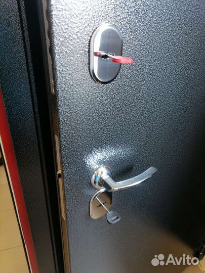 Дверь с зеркалом в дом