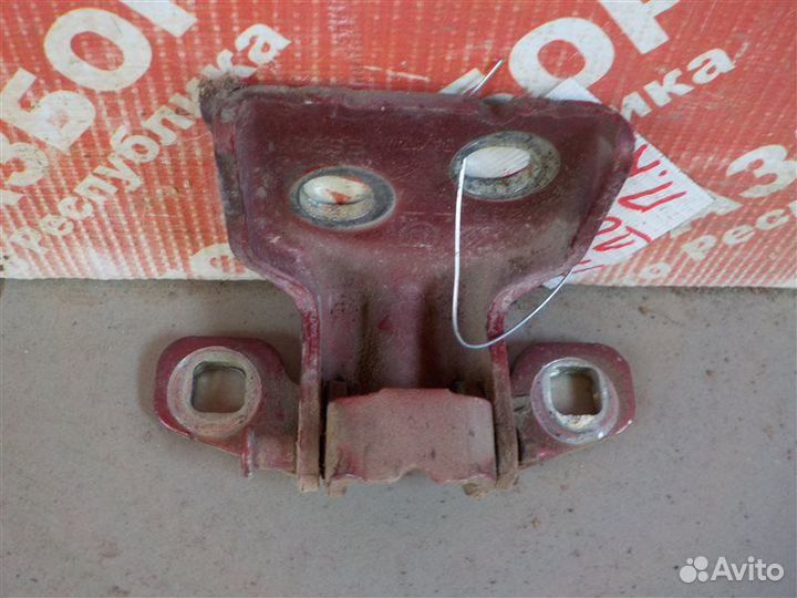 Петля двери нижняя передняя правая Renault Duster