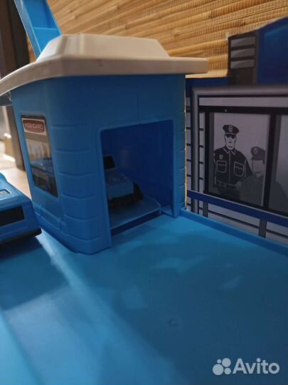 Полицейский участок с машинами