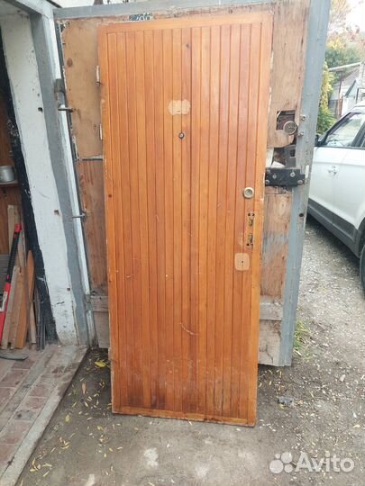 Дверь входная деревянная