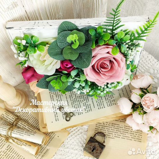 Рамка с декоративными цветами