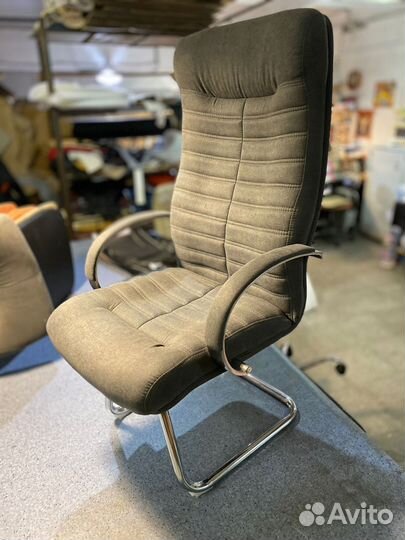 Офисное кресло
