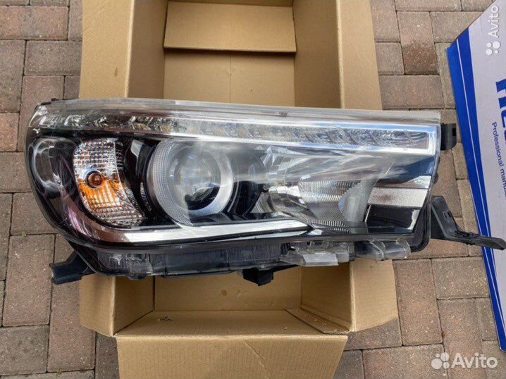 Фары Тоёта Хайлюкс 2015-2020 год