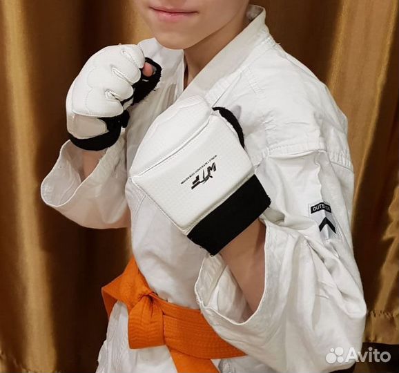 Кимоно для каратэ и шлем(на 8-10 лет, 120-140см)