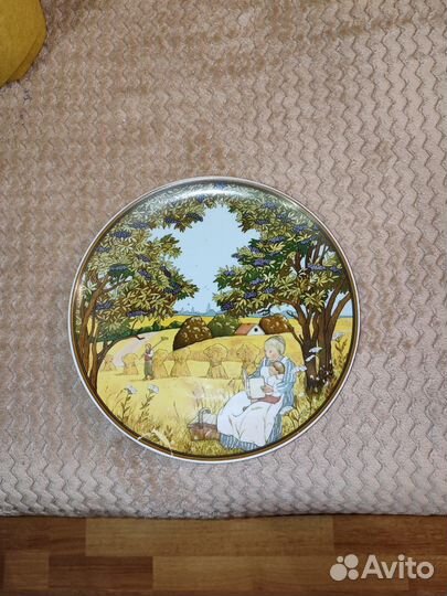 Настенная тарелка