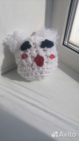 Плюшевая вязаная игрушка шарик с мордашкой белый