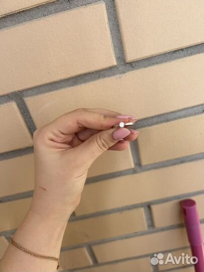 Кольцо с бриллиантом