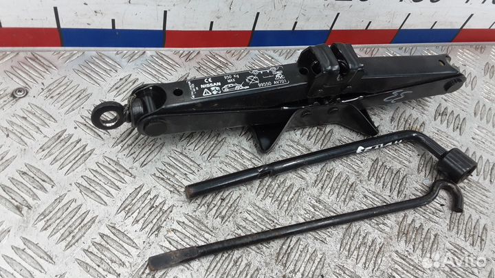 Домкрат на Nissan Primera P12