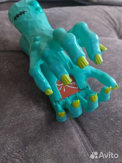 Игрушка зомби рука
