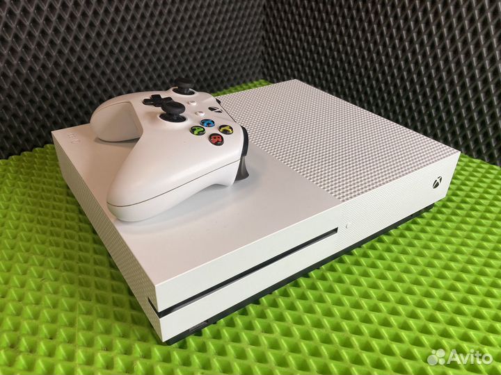 Xbox One S 1Tb геймпад + игра