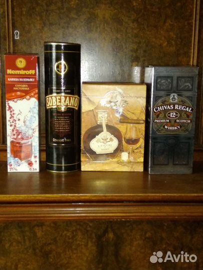 Коллекция пустых бутылок из благородных напитков
