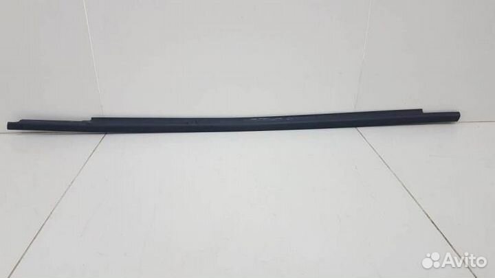 Накладка стекла переднего левого Volkswagen Tiguan