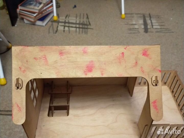 Деревянный домик с мебелью