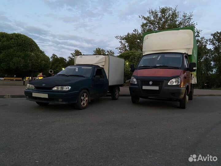 Водитель со своим автомобилем газель