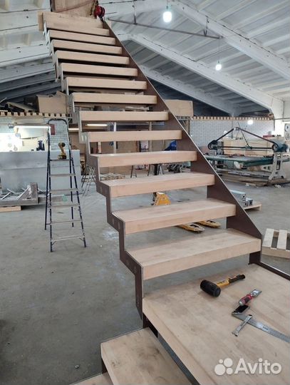 Лестница на металлокаркасе