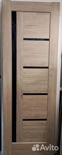 Дверь цвета шампань с черным стеклом