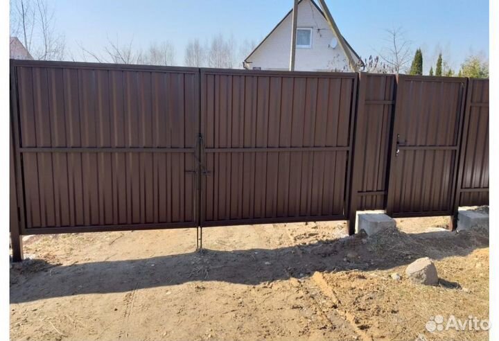 Забор с воротами и калиткой металлический