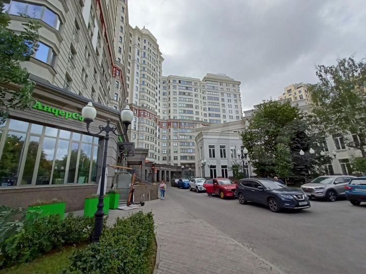 Особняк 2000 кв.м. с парковкой порядка 30 м/м