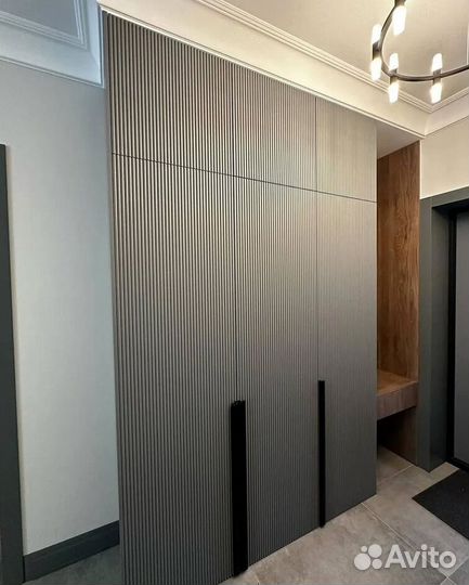 Шкаф в прихожую с фрезерованными фасадами