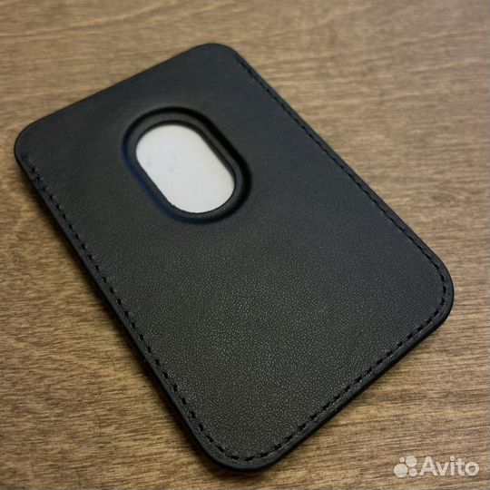 Магнитный чехол-картхолдер на iPhone