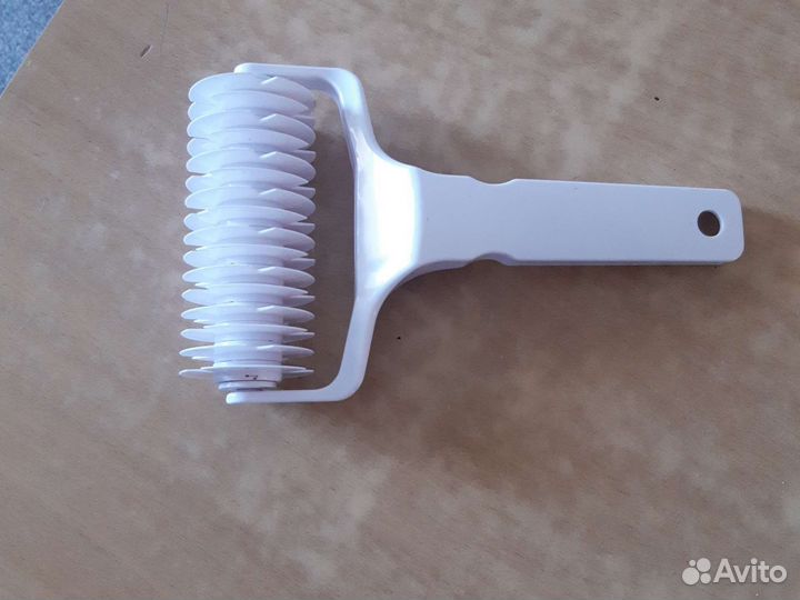 Ролик для нарезки теста