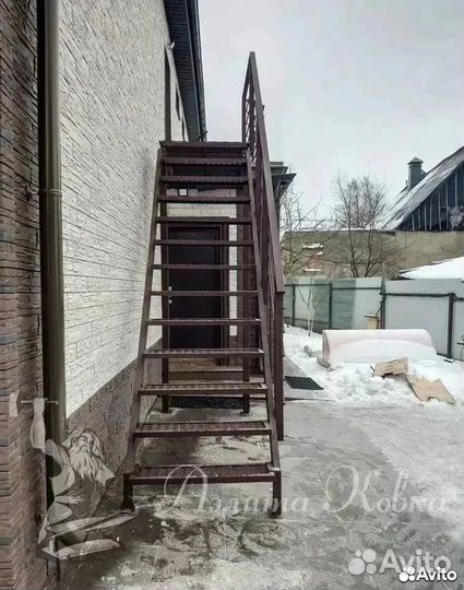 Лестница уличная с площадкой