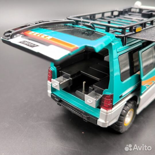 Металлическая модель Mitsubishi Delica MPV