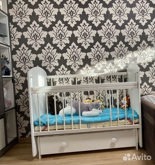 Детская кроватка с маятником и ящиком