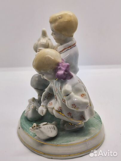 Статуэтка СССР Дети кормят голубей Полонное