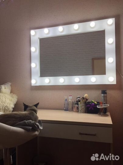 Настольное зеркало с подсветкой