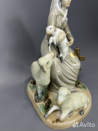 Статуэтка фарфор