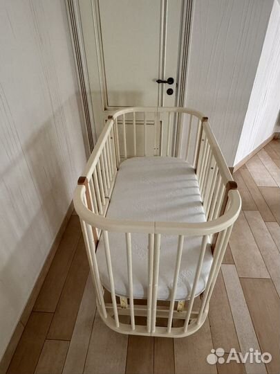 Детская кроватка с маятником