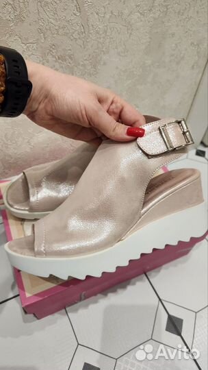 Босоножки новые