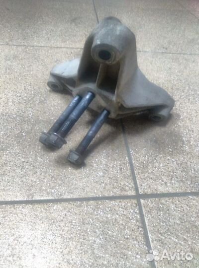 Кронштейн крепления МКПП Вольво S 40 I поколения