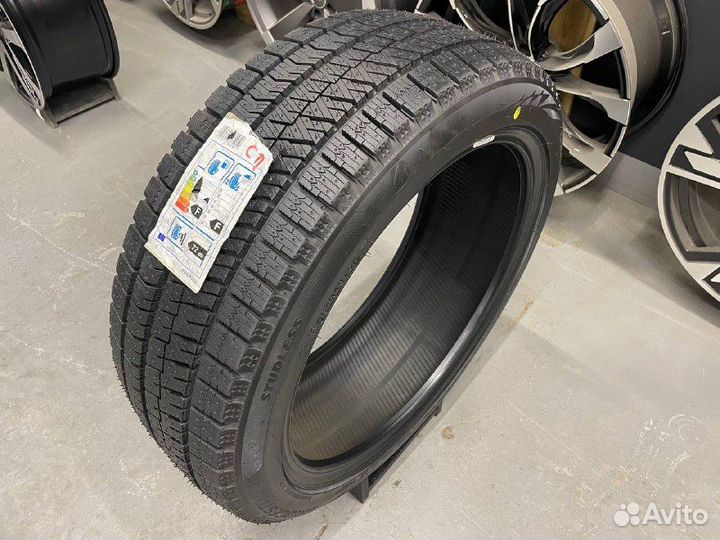 Bridgestone Blizzak Ice 225/45 R19 92S