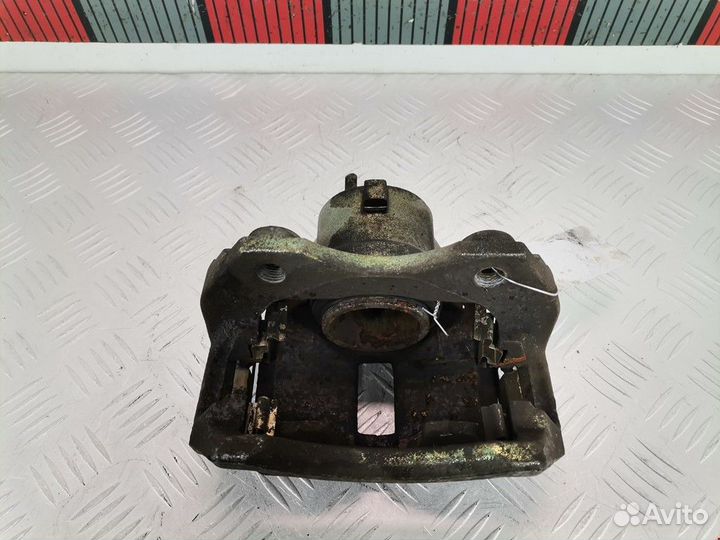 Суппорт передний правый Nissan Primera P11 рест