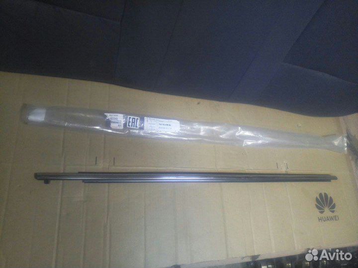 Молдинг на дверь передний правый Toyota Rav4 XA40