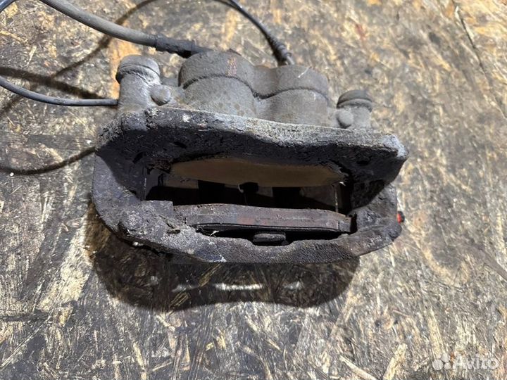 Суппорт тормозной передний левый Mercedes Vito 639