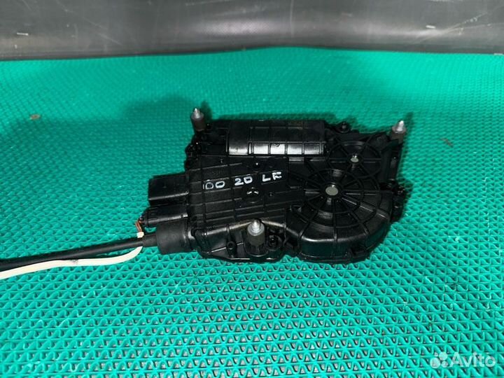 Замок боковой двери передний левый Bmw 7-Series