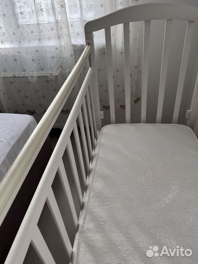Кроватка детская с маятником