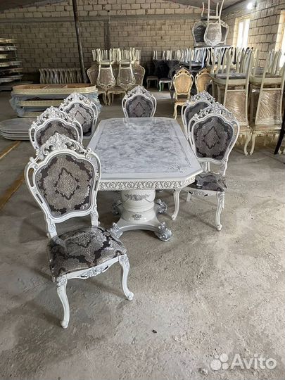 Обеденный стол и стулья