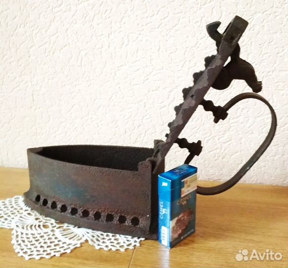 Старинный угольный утюг